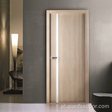 Porta de madeira com design mais recente, porta do banheiro do apartamento
